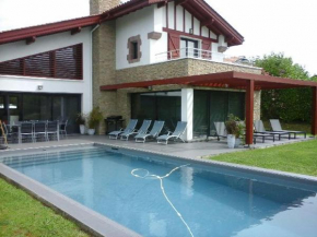 Maison basque moderne avec piscine chauffée et vue